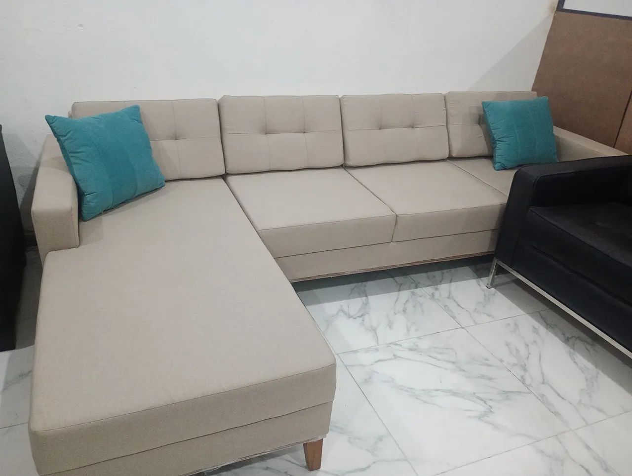 Sofá de 2 lugares com estrutura em metal dourado - Foto 4