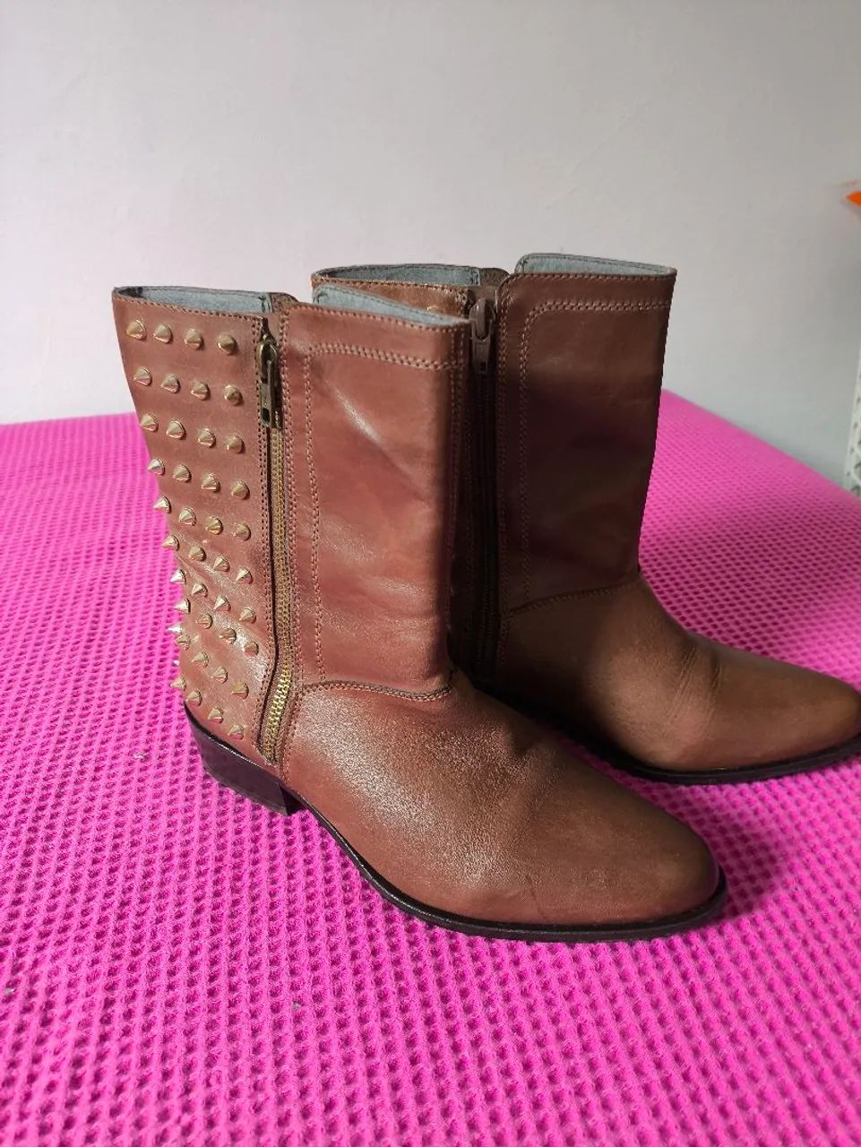 Bota couro com spikes - Foto 4