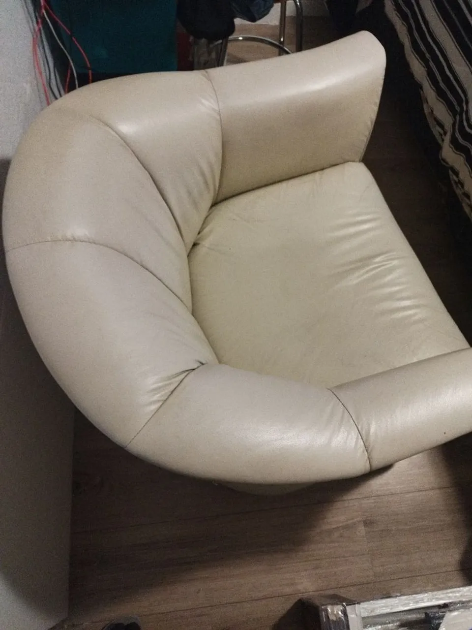 Poltrona em Couro Bege - Design Curvado