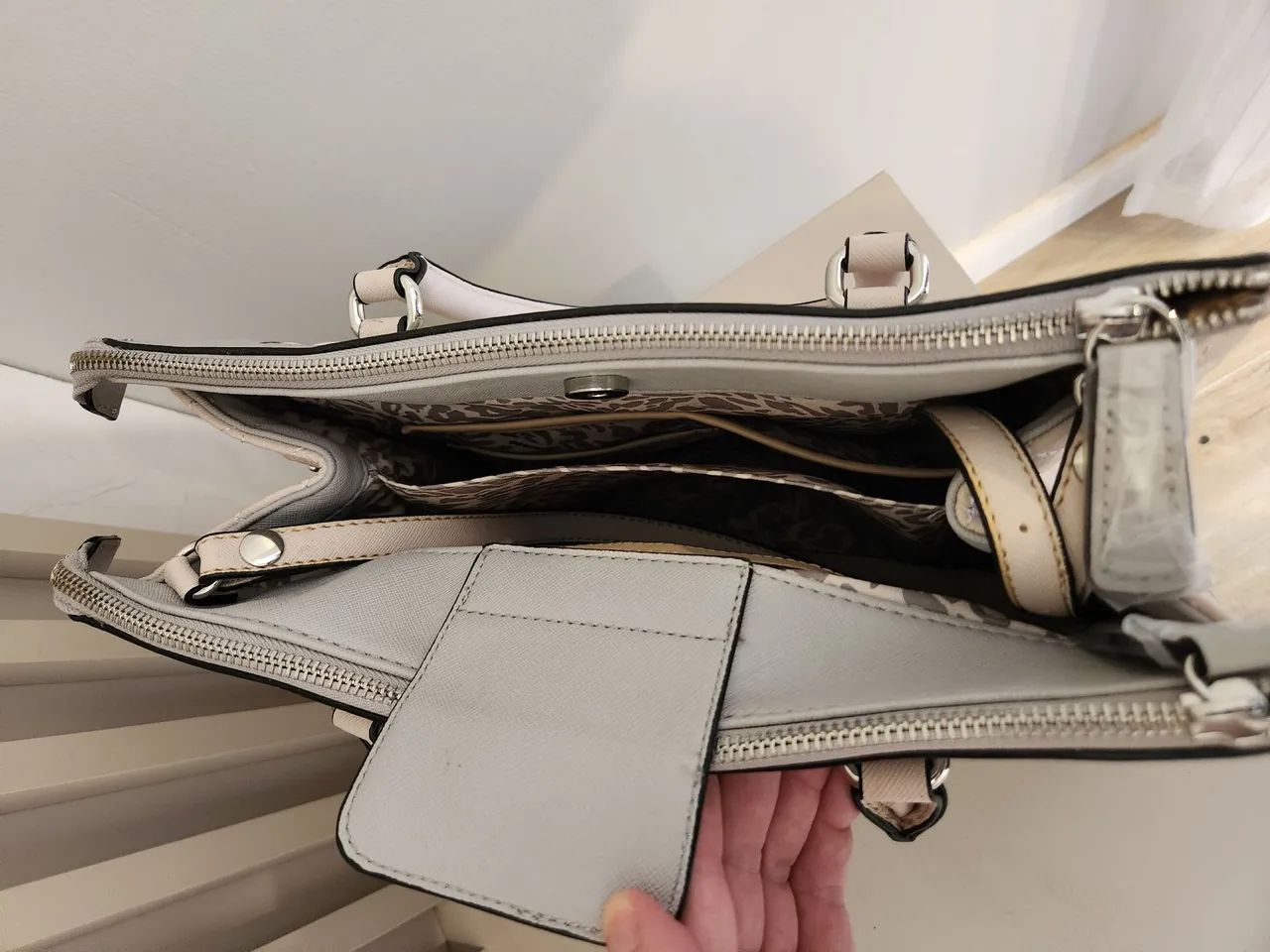 Bolsa Guess Original - Bege e Cinza - Foto 4