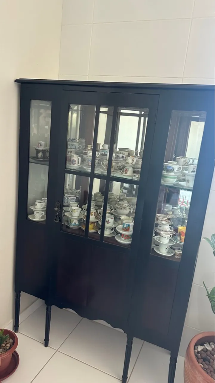 Cristaleira Clássica em Preto