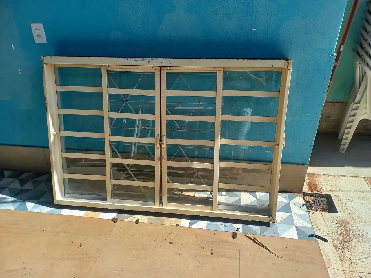 Vendo 3 janelas de 1.50 por 1.00 conservada com grade e vidros lisos barato pra ir logo  - Foto 2