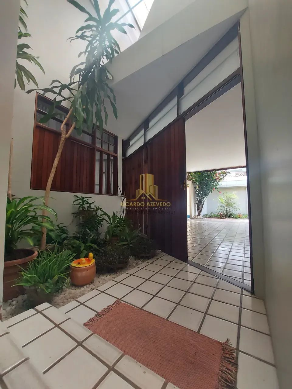 Bairro Jatiúca, Casa para locação comercial. Dois pavimentos, jardim, varanda, móveis plan