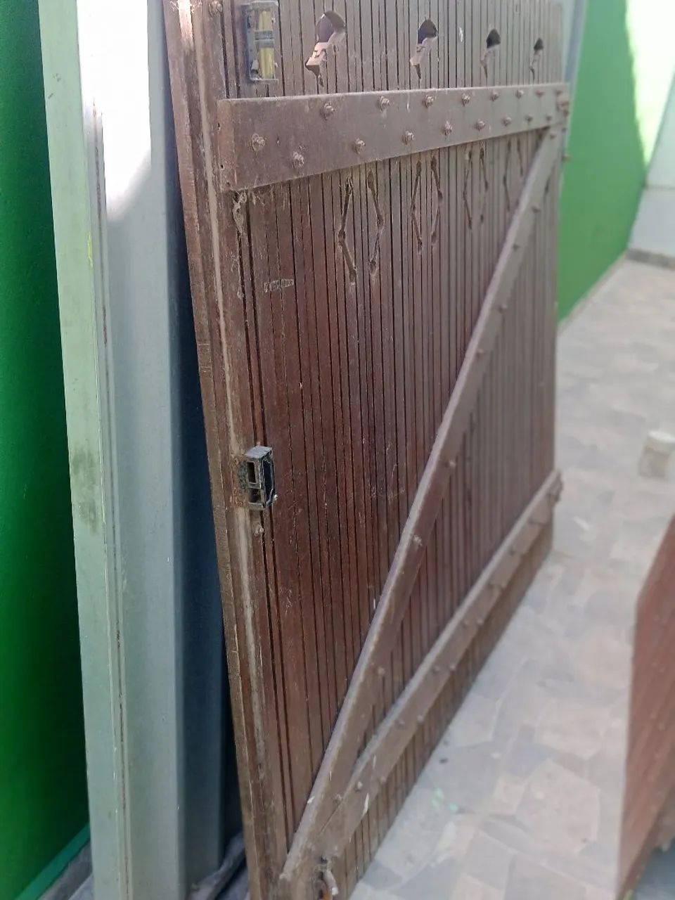 Vendo portão de garagem de madeira medindo 3 metros de largura por 1.60 de altura 