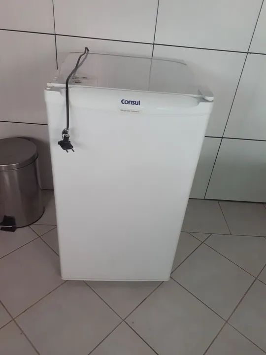 Geladeira frigobar Consul - Pequena e prática
