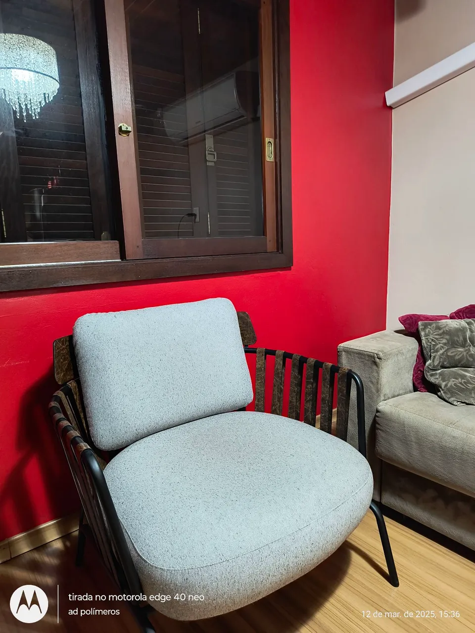 Poltrona moderna e confortável