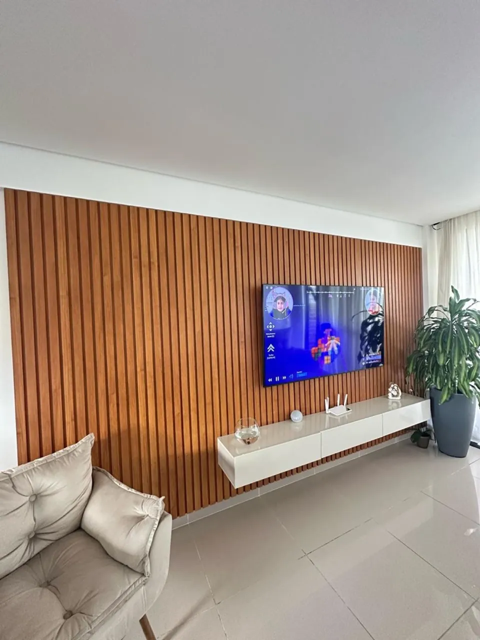 Painel ripado de madeira para TV - Elegância e modernidade
