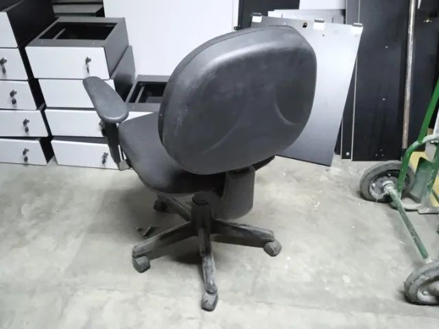 Cadeira de escritório giratória c/ braços e rodas em Plástico / Tecido Preto - Foto 5