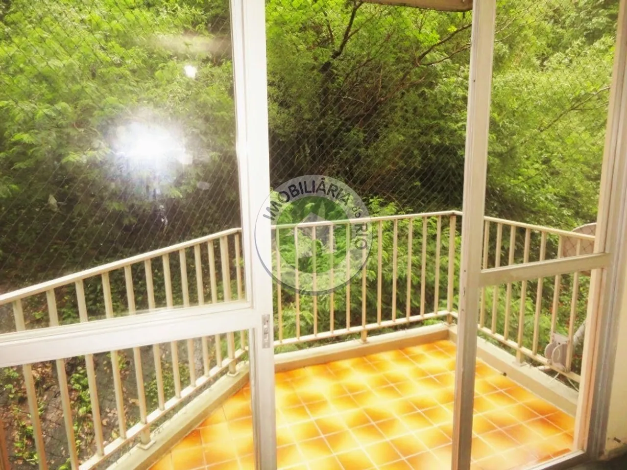 Dois quartos para quem ama a natureza com suíte e vaga de garagem na Freguesia (Jacarepagu