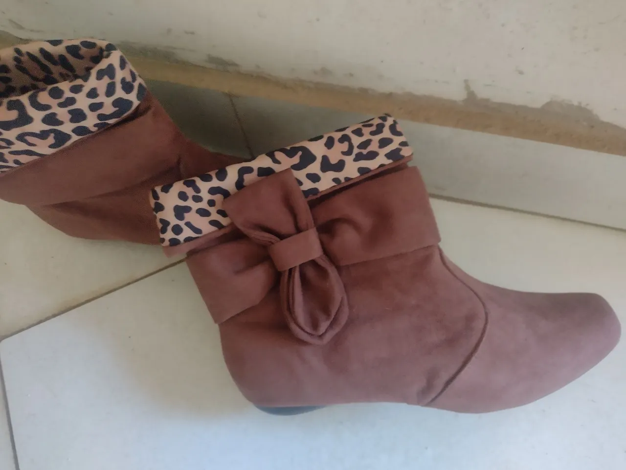 Bota Moleca Marrom com Detalhe de Oncinha