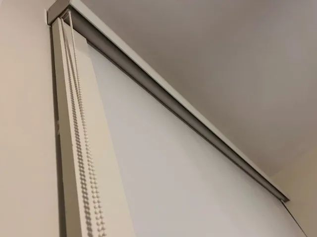 Cortina Rolo Blackout 1,80 (l) X 1,55 (a) Com Bandô Cor off-white - Foto 3