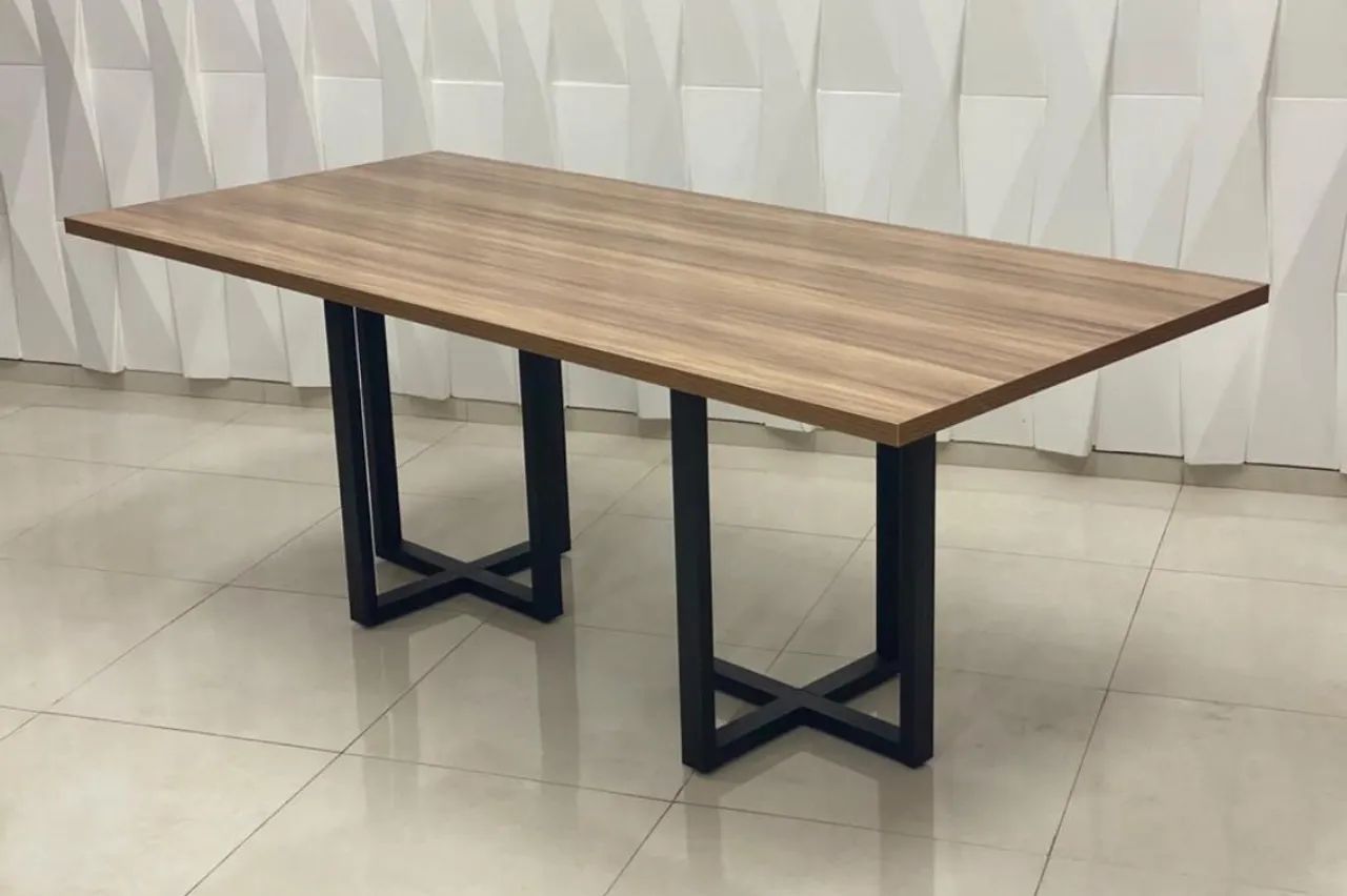 Mesa de Escritório com Design Moderno