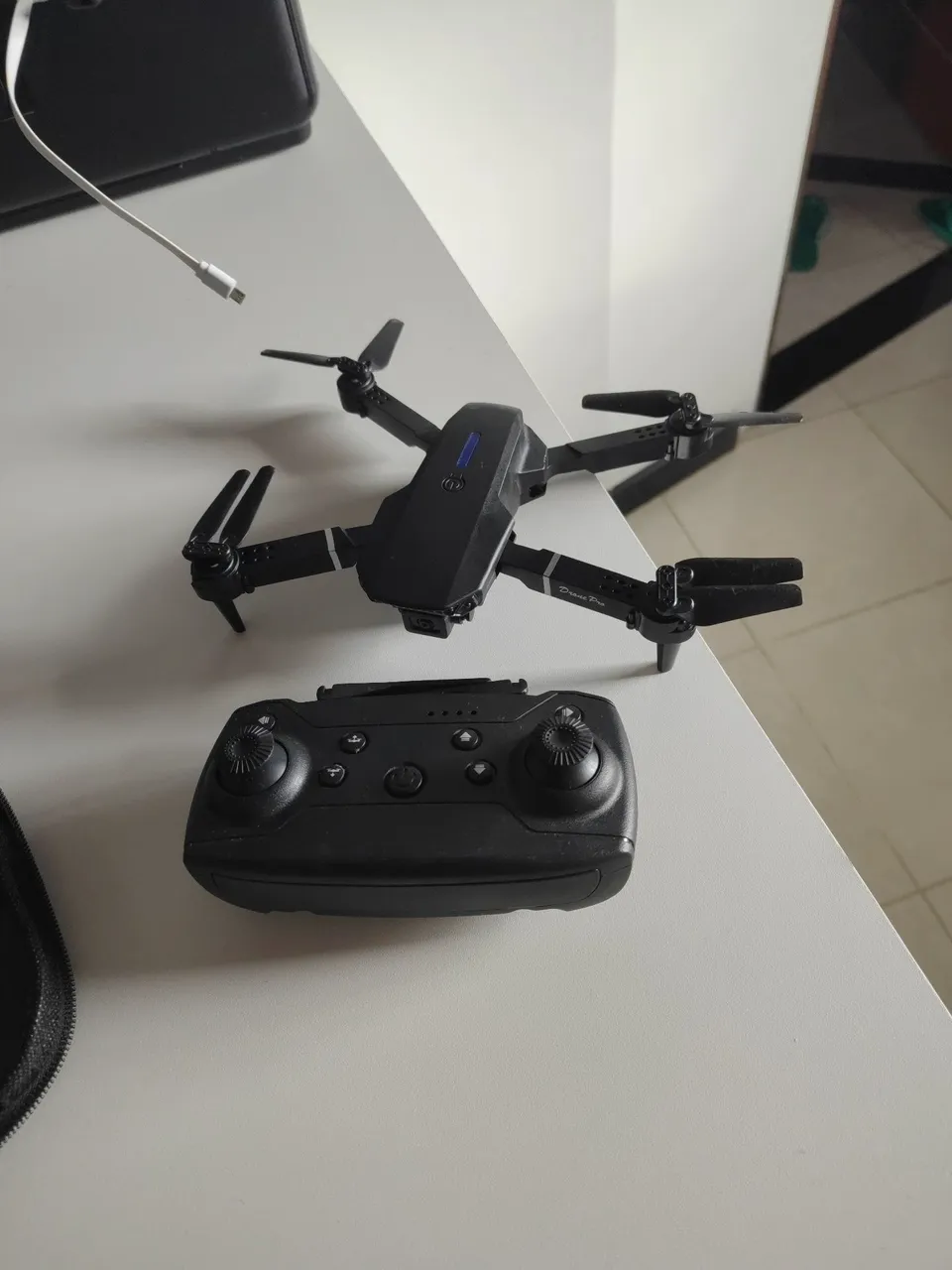 Drone com câmera e controle remoto