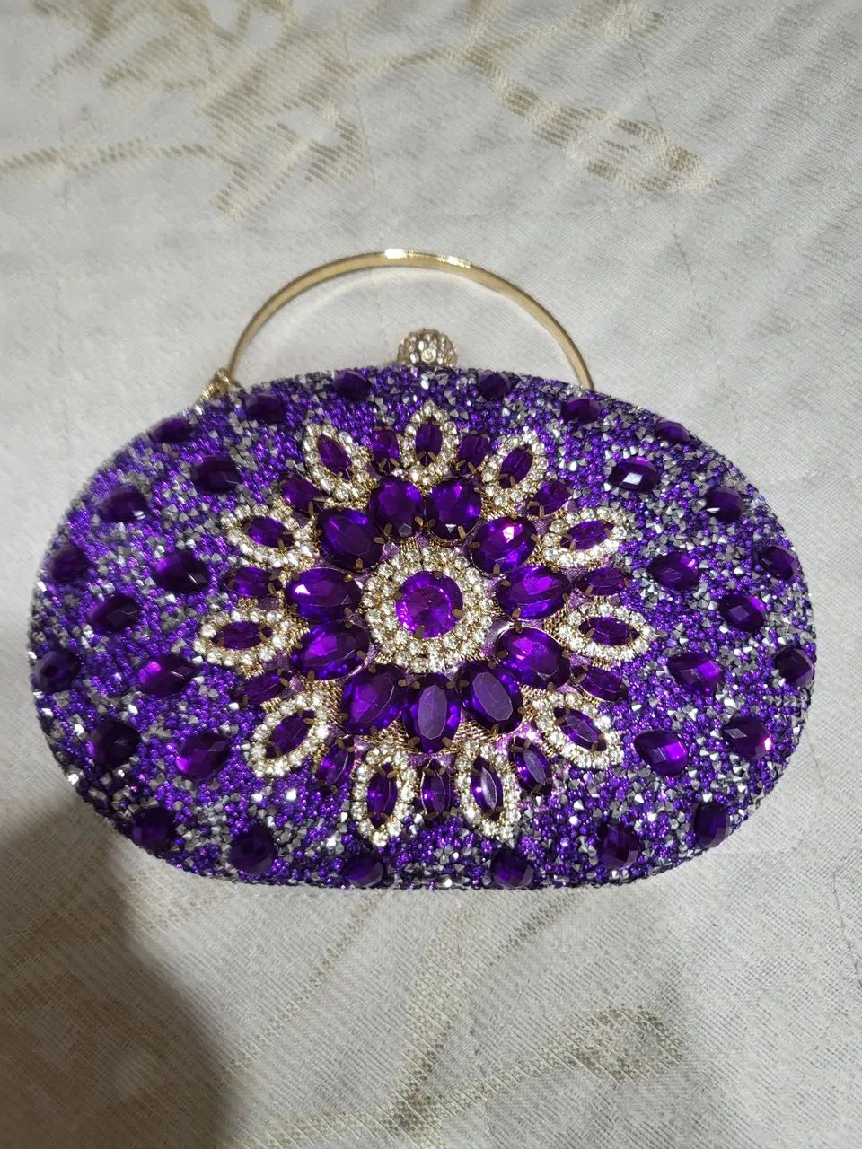 Bolsa de mão roxa com pedrarias
