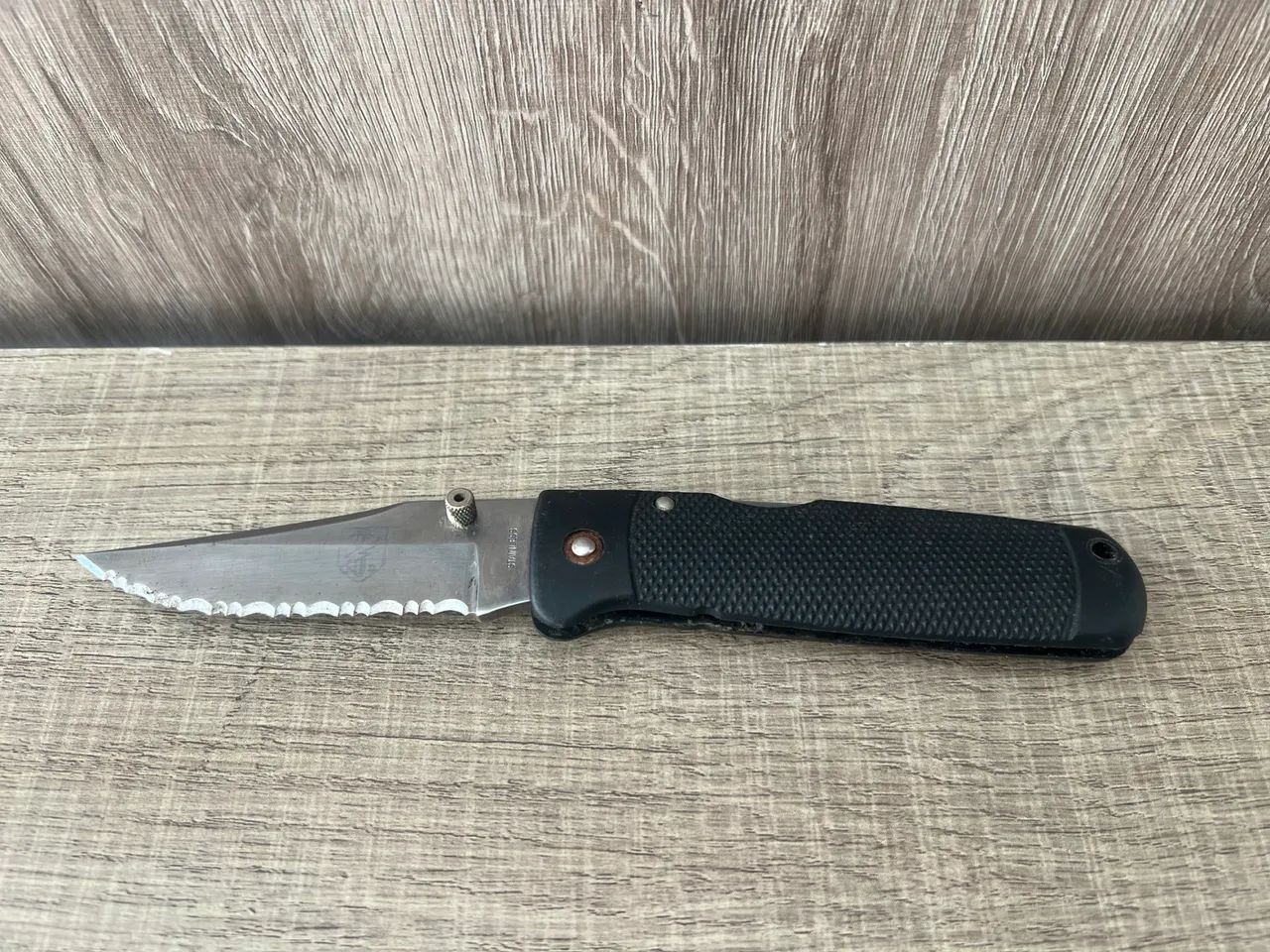 Canivete faca serrilhada origem russa símbolo X D em Cirílico Excelente estado - Foto 4