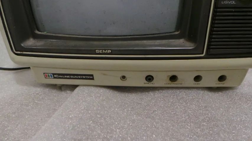 ANTIGA TV MODELO TVC-100 SEMP TOSHIBA COM SELETOR EM FUNCIONAMENTO  - Foto 3