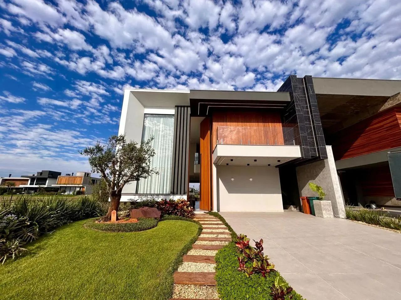 Sobrado frente Norte em alvenaria à venda no Condomínio Sunset 226,34m² área privativa.