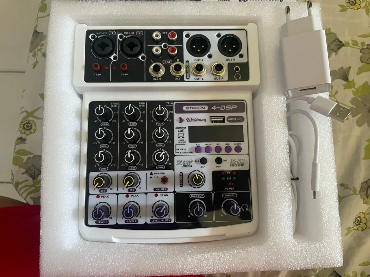 Mesa de Som Stream 4-DSP Waldman - 32-Bit