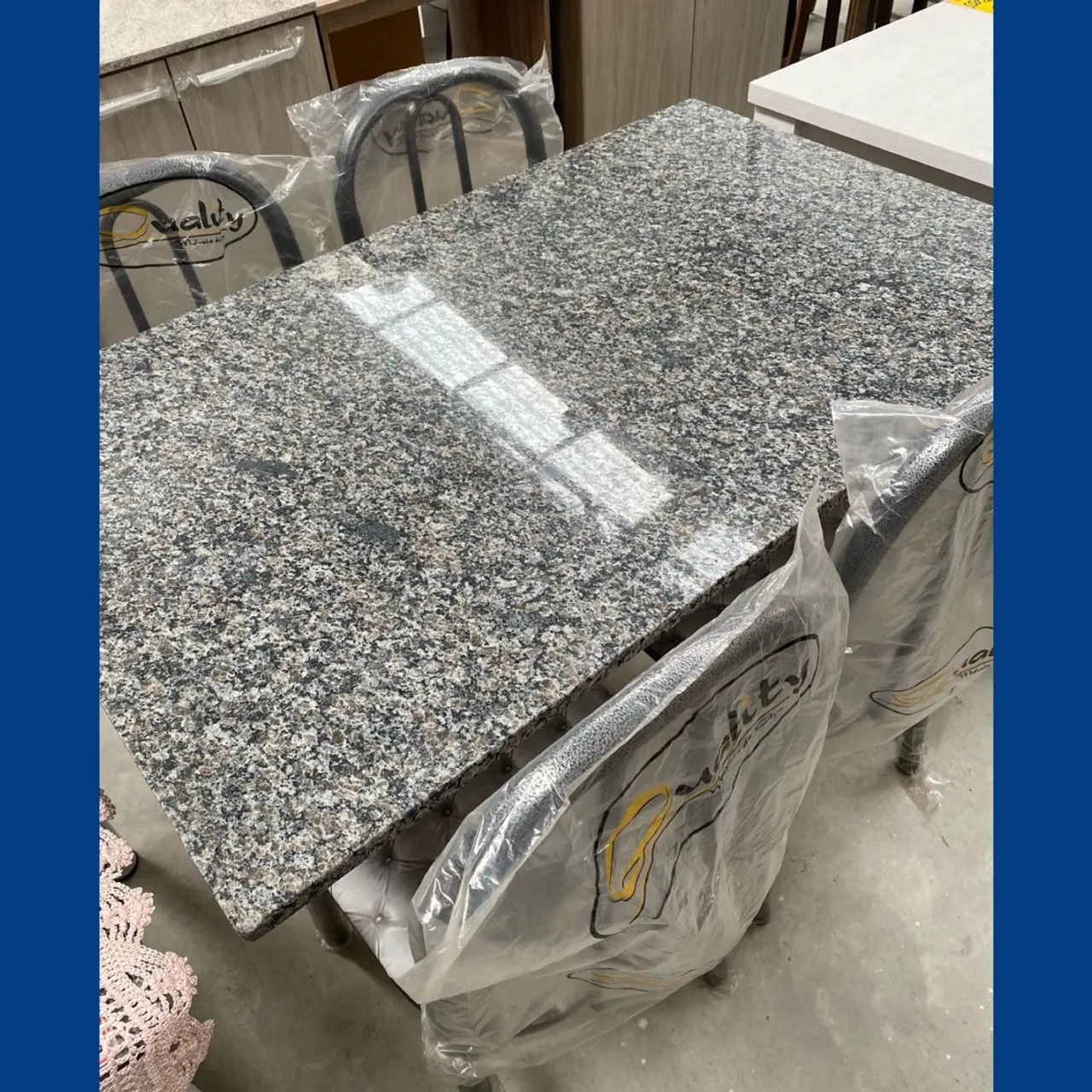 Mesa de jantar com 4 cadeiras - entrego 