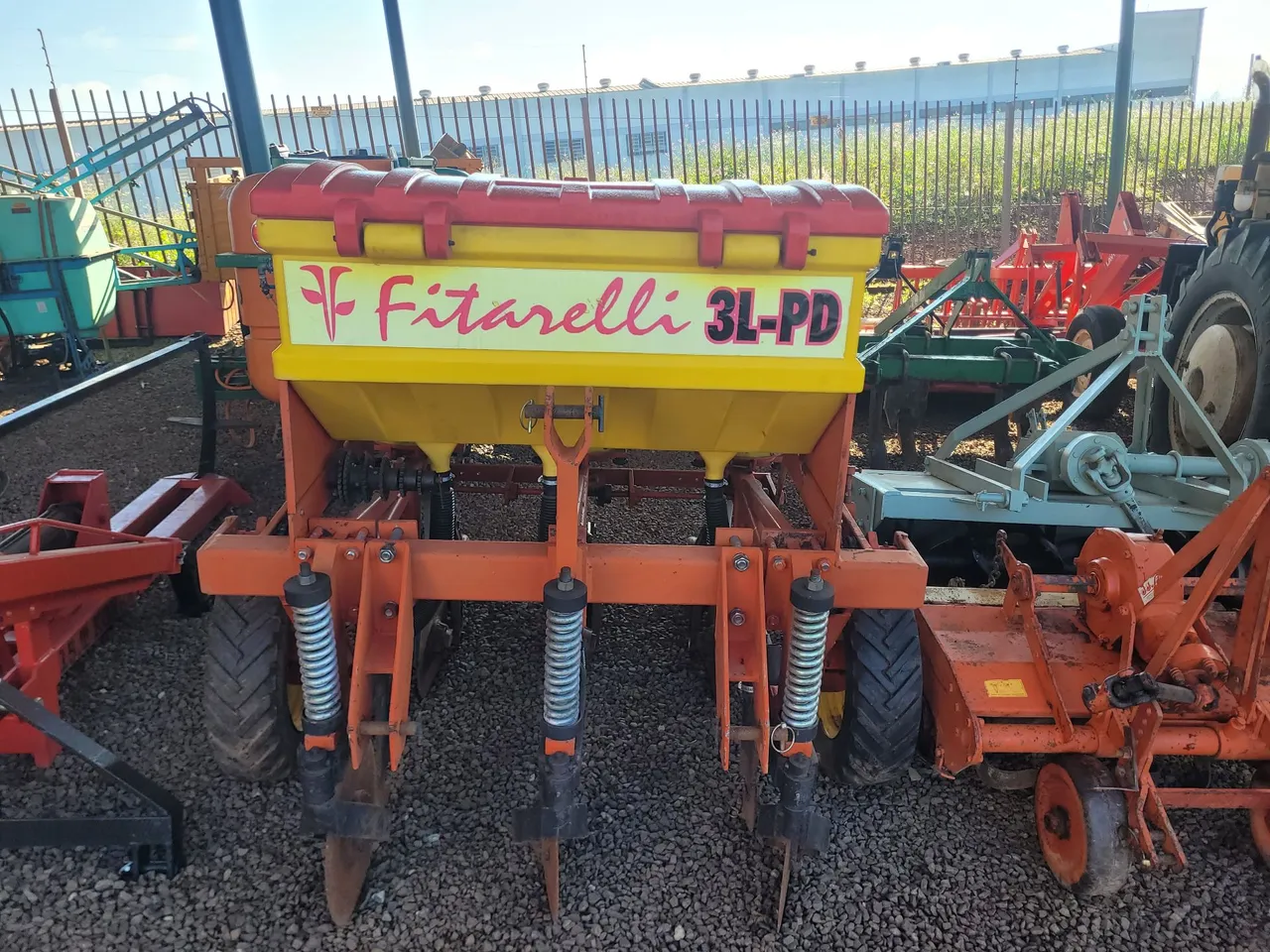 Plantadeira três linhas marca fitarelli 