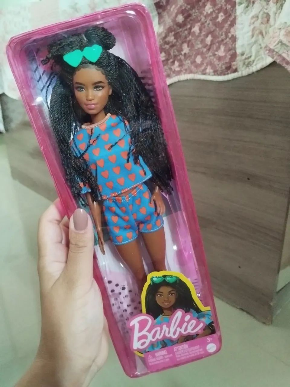 Barbie com tranças e óculos de sol