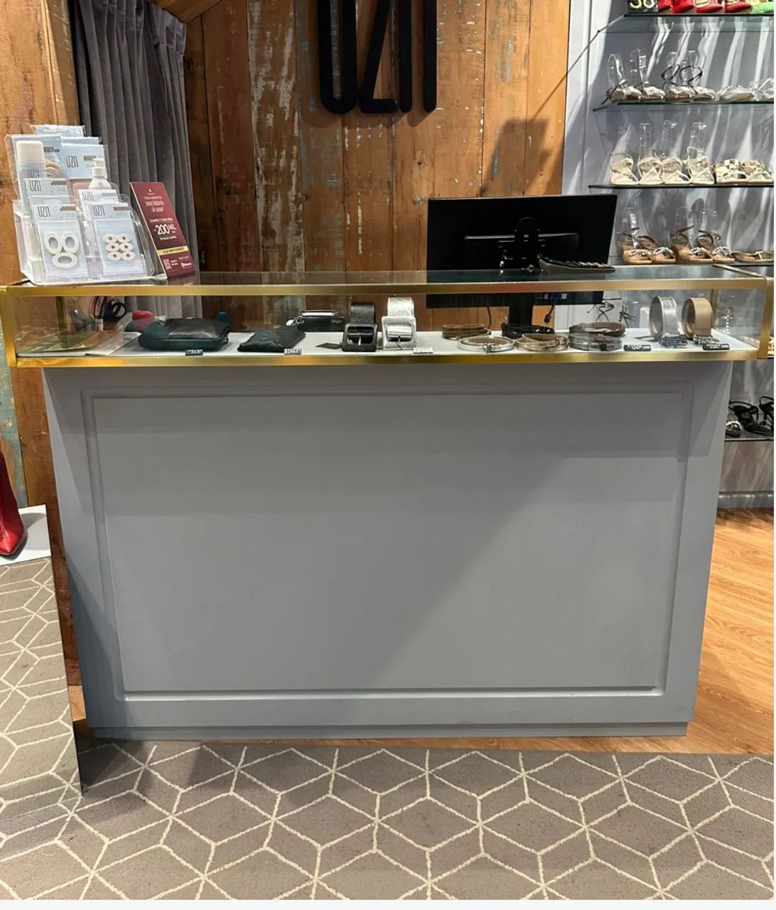 Balcão caixa em madeira laqueada