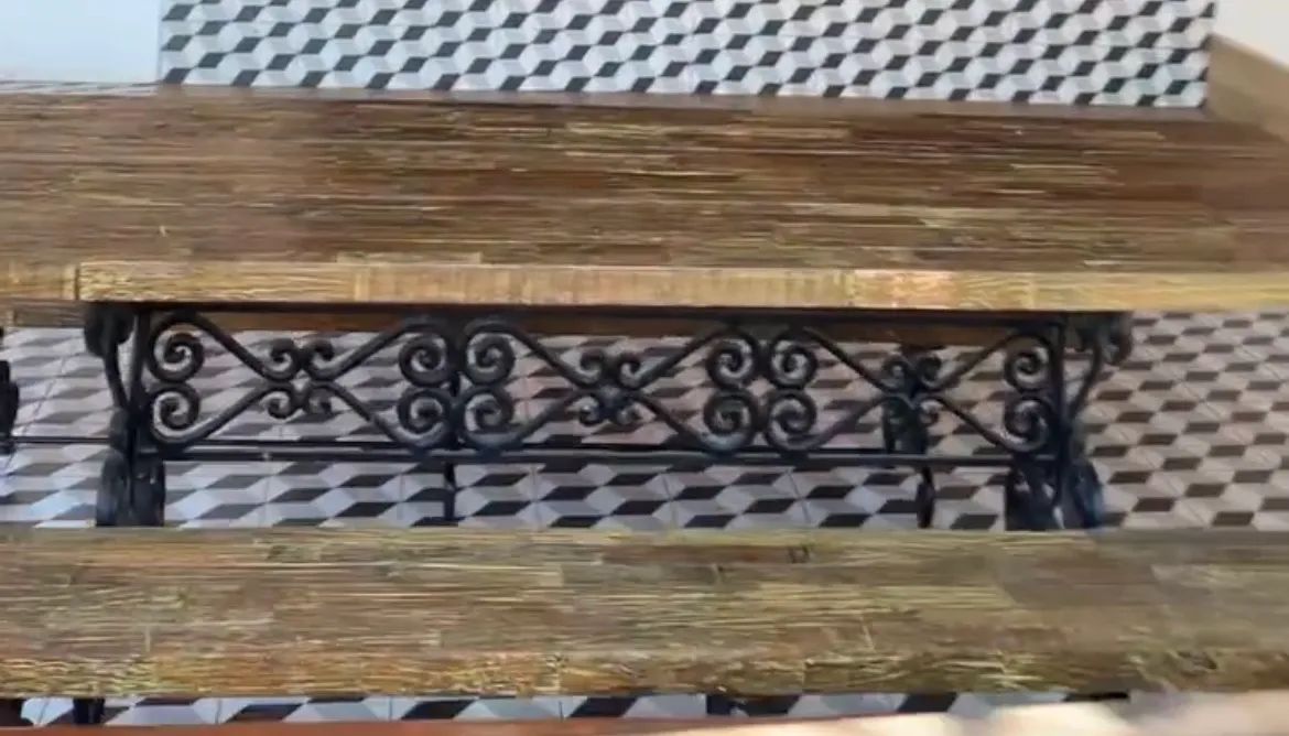 Mesa de Jantar de Madeira com Base de Ferro