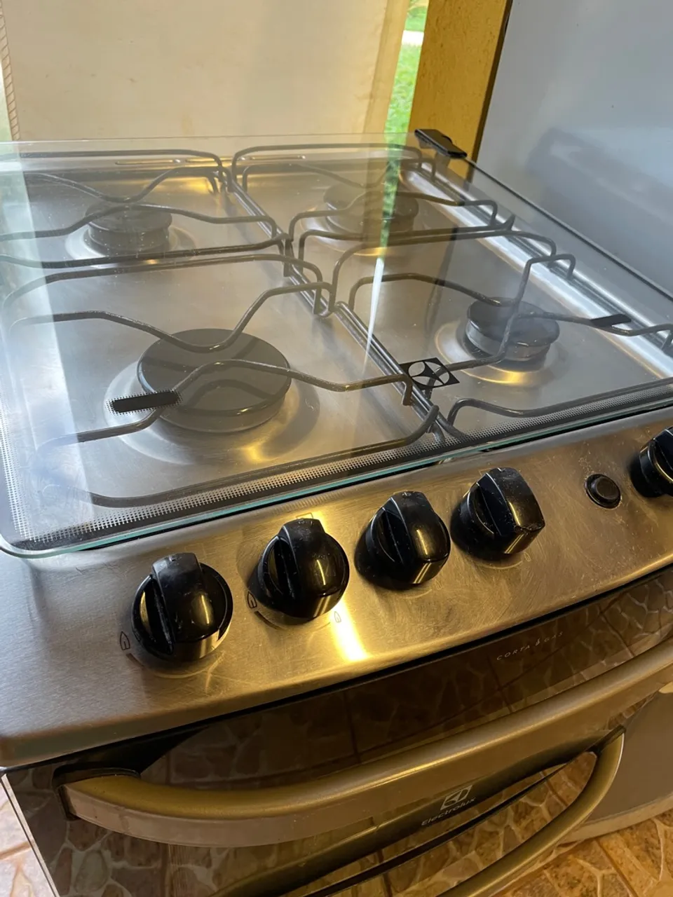 Fogão Electrolux com Tampa de Vidro e dois fornos
