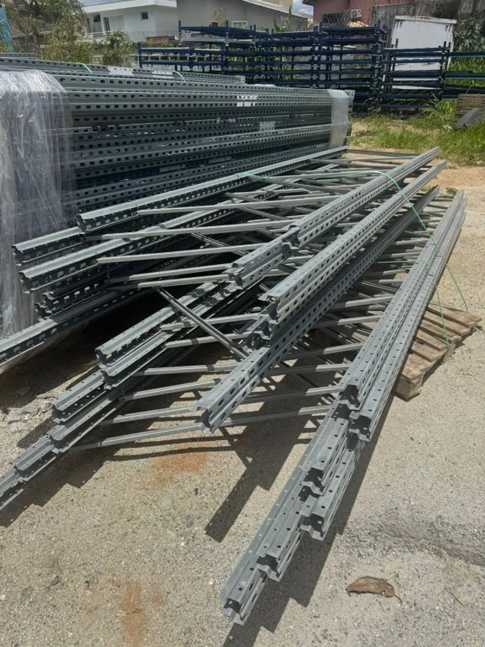 Porta Paletes - Montantes com 4,5M e Longarinas com 2,30M. Material em ótimo estado. Chama - Foto 3