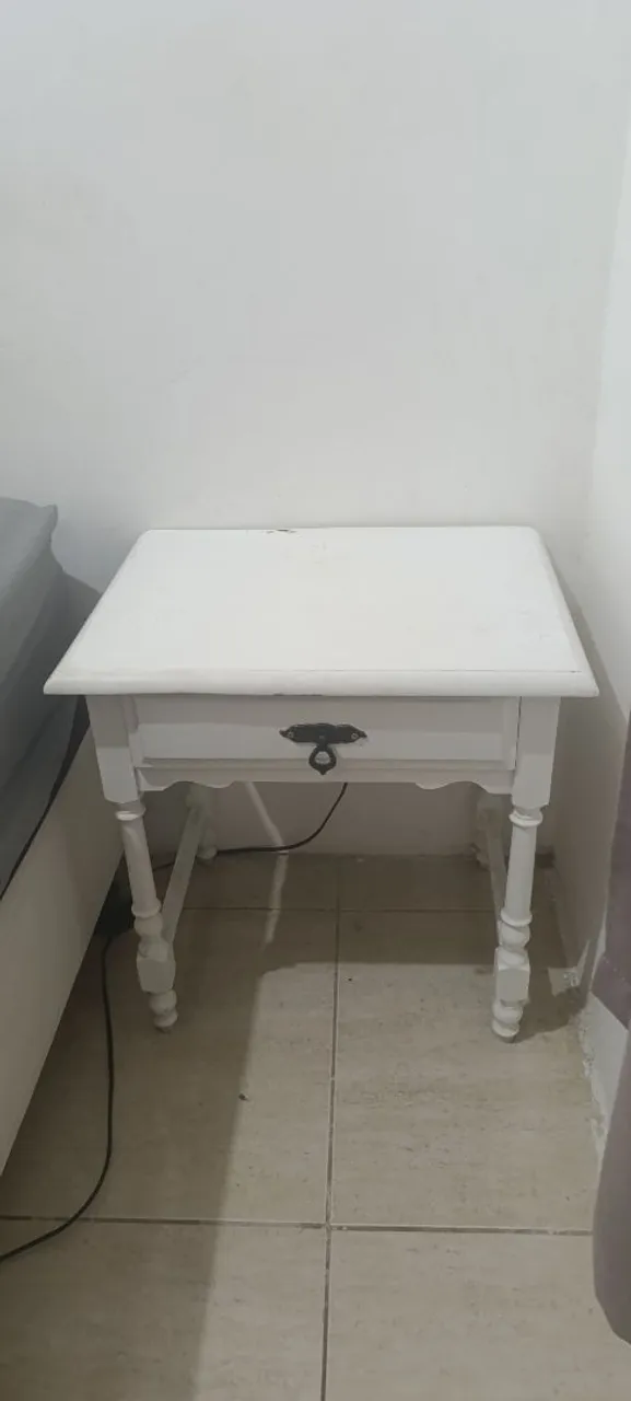 2 Mesinhas de cabeceira branca com gaveta