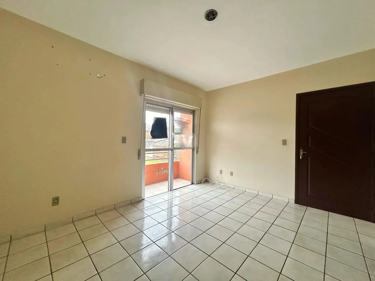 Apartamento dois dormitórios, sacada e box de garagem no bairro Duque de Caxias!