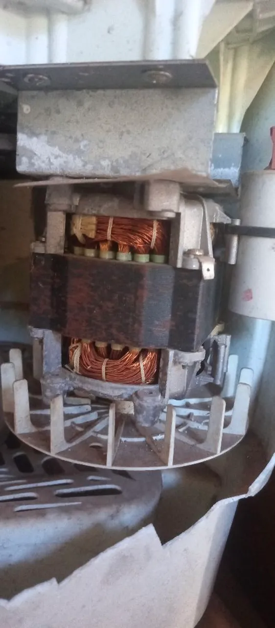 Motor de máquina tanquinho, junto com o batedor, está funcionando erfeitamente