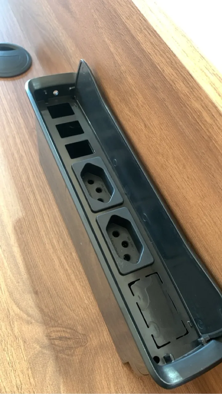 Tomadas Elétricas para Mesa de Escritório