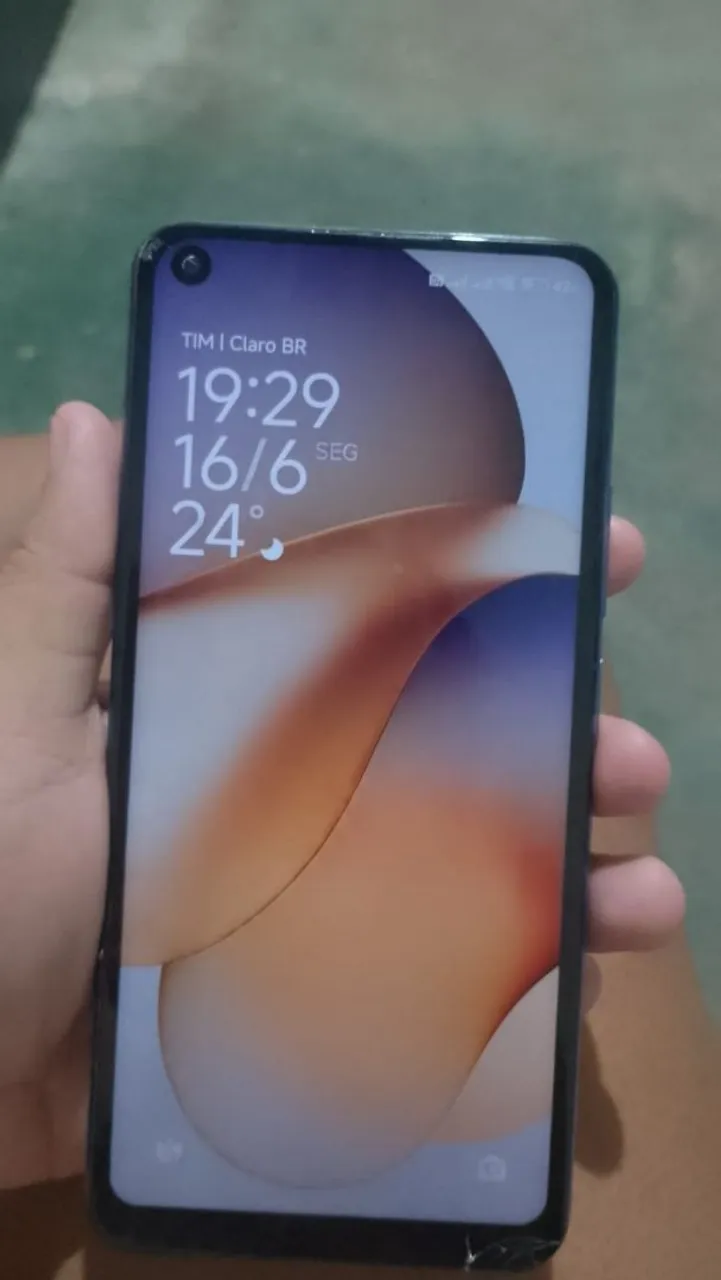 Vendo telefone com dois tricados e a tela tá um pouco aberta tirando isso funcionando tu