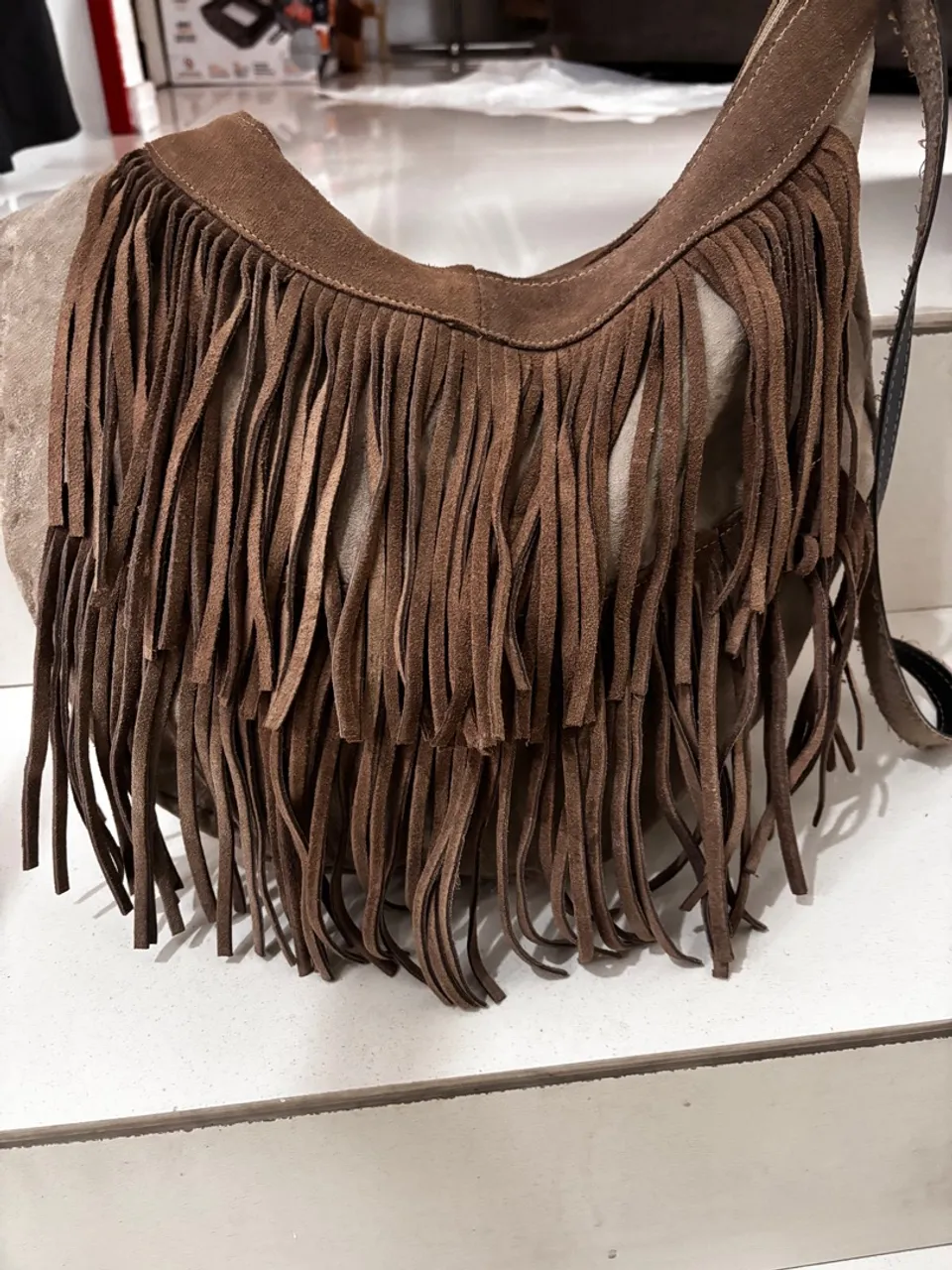 Bolsa de ombro com franjas em camurça
