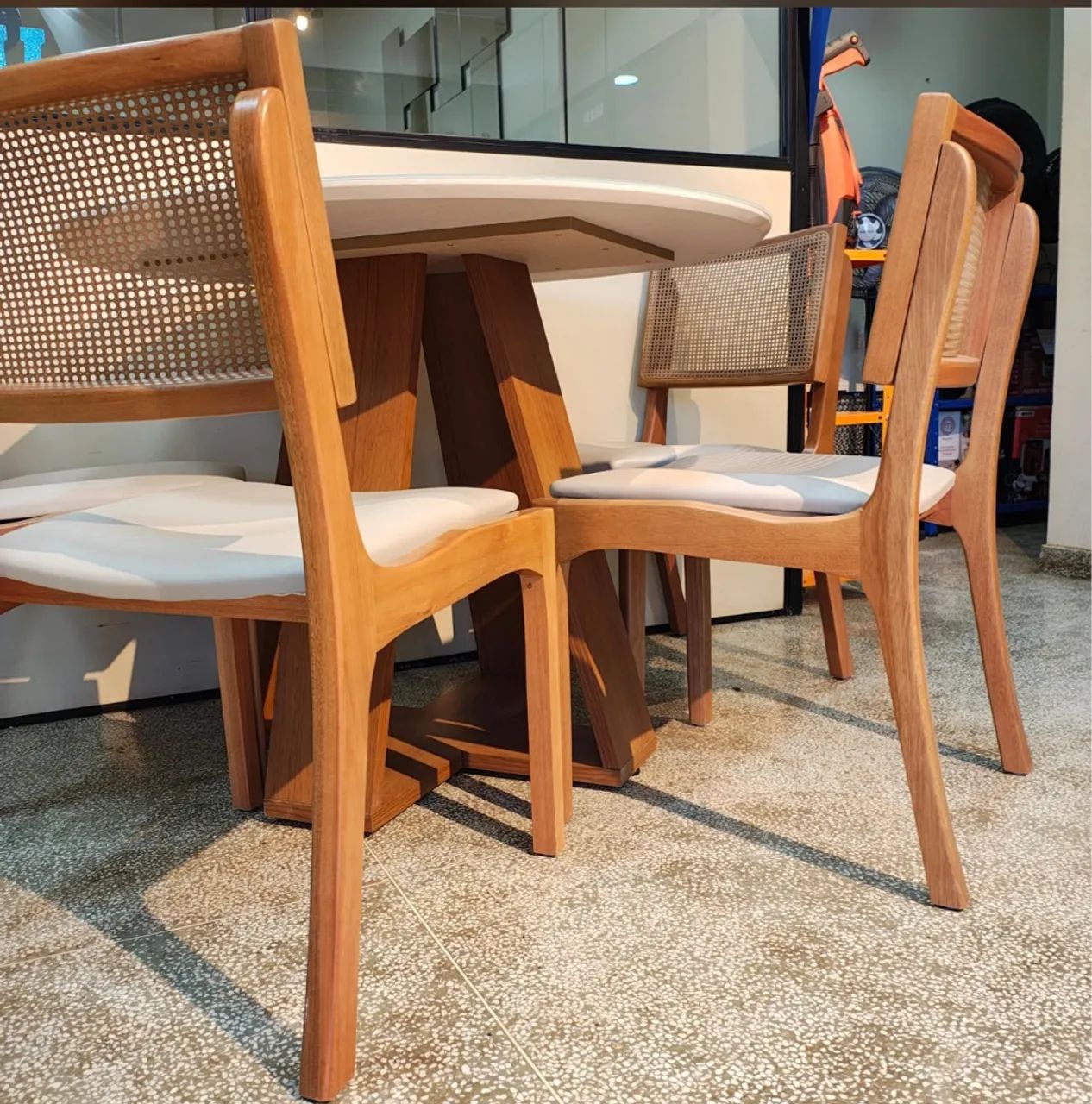 Conjunto Mesa de Jantar Redonda com 4 Cadeiras em madeira  - Foto 2