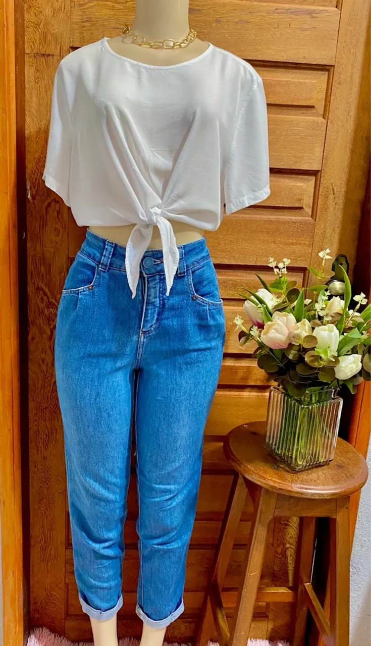 Conjunto cropped branco e jeans azul