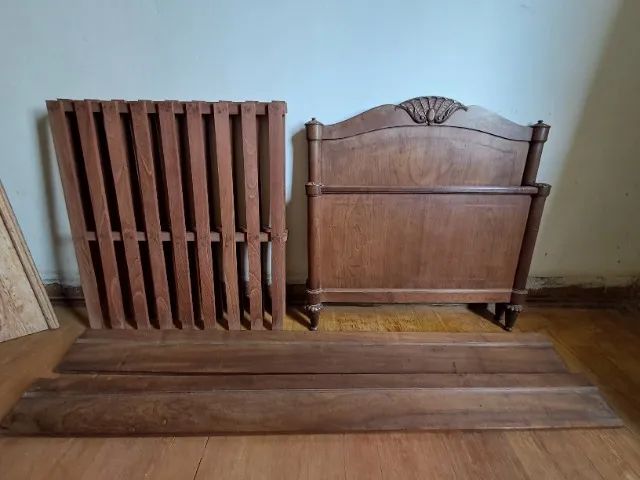 Cama de solteiro de madeira (antiguidade)