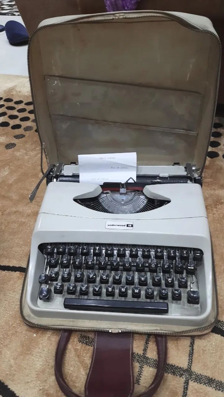 Máquina de escrever italiana FUNCIONANDO 64312830020995120