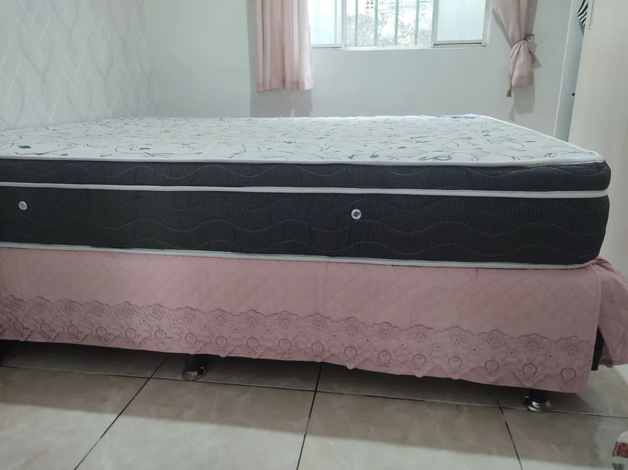 Cama Queen semi nova