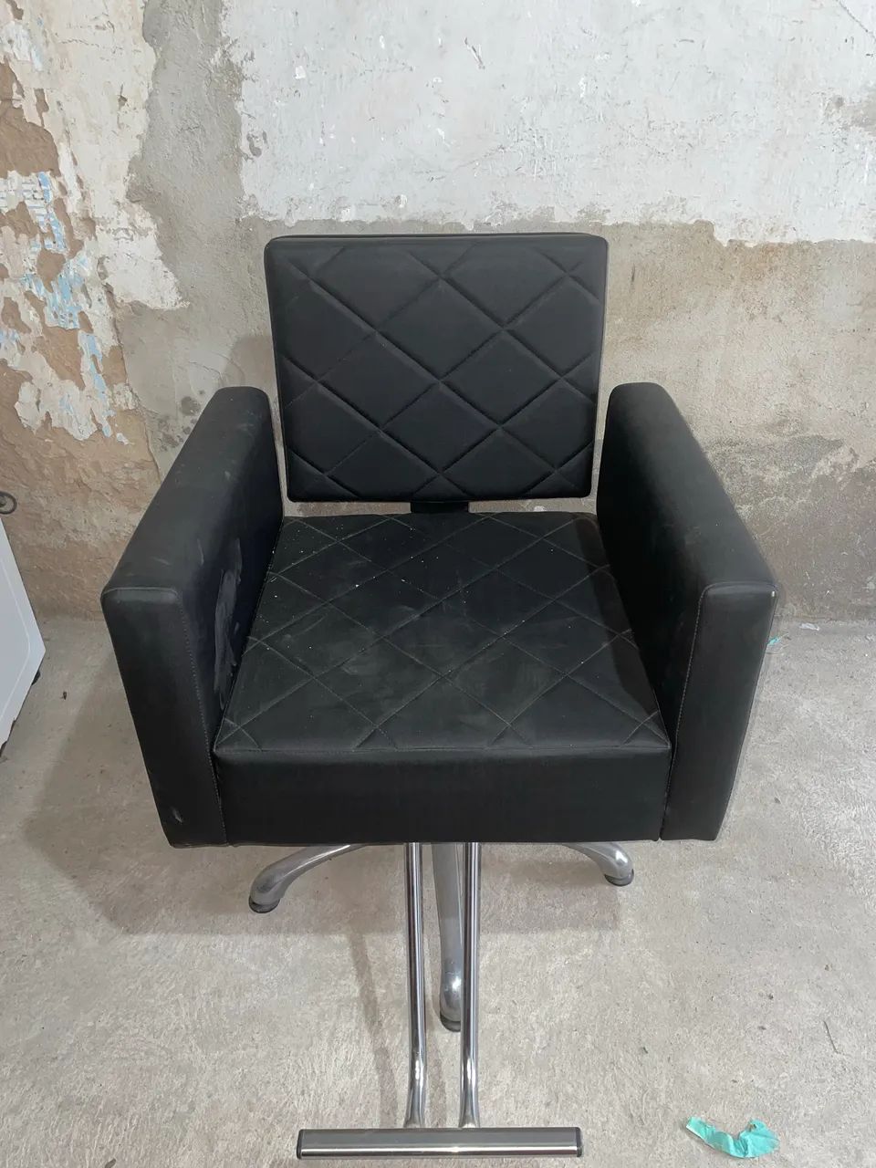 Poltrona para Salão - Preta, Giratória e Reclinável - Foto 2
