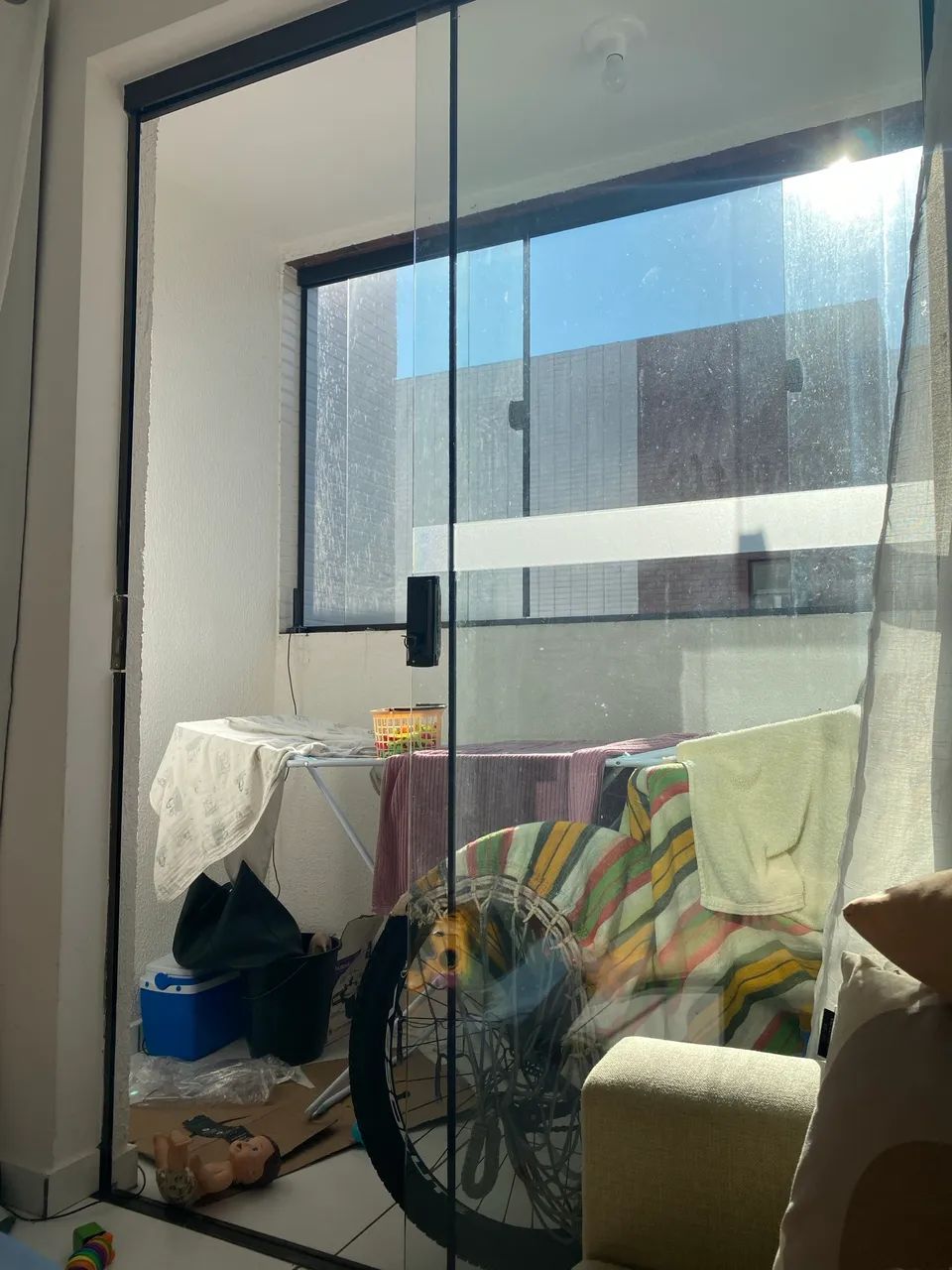 Porta de correr para varanda em alumínio bronze e vidro. - Foto 2