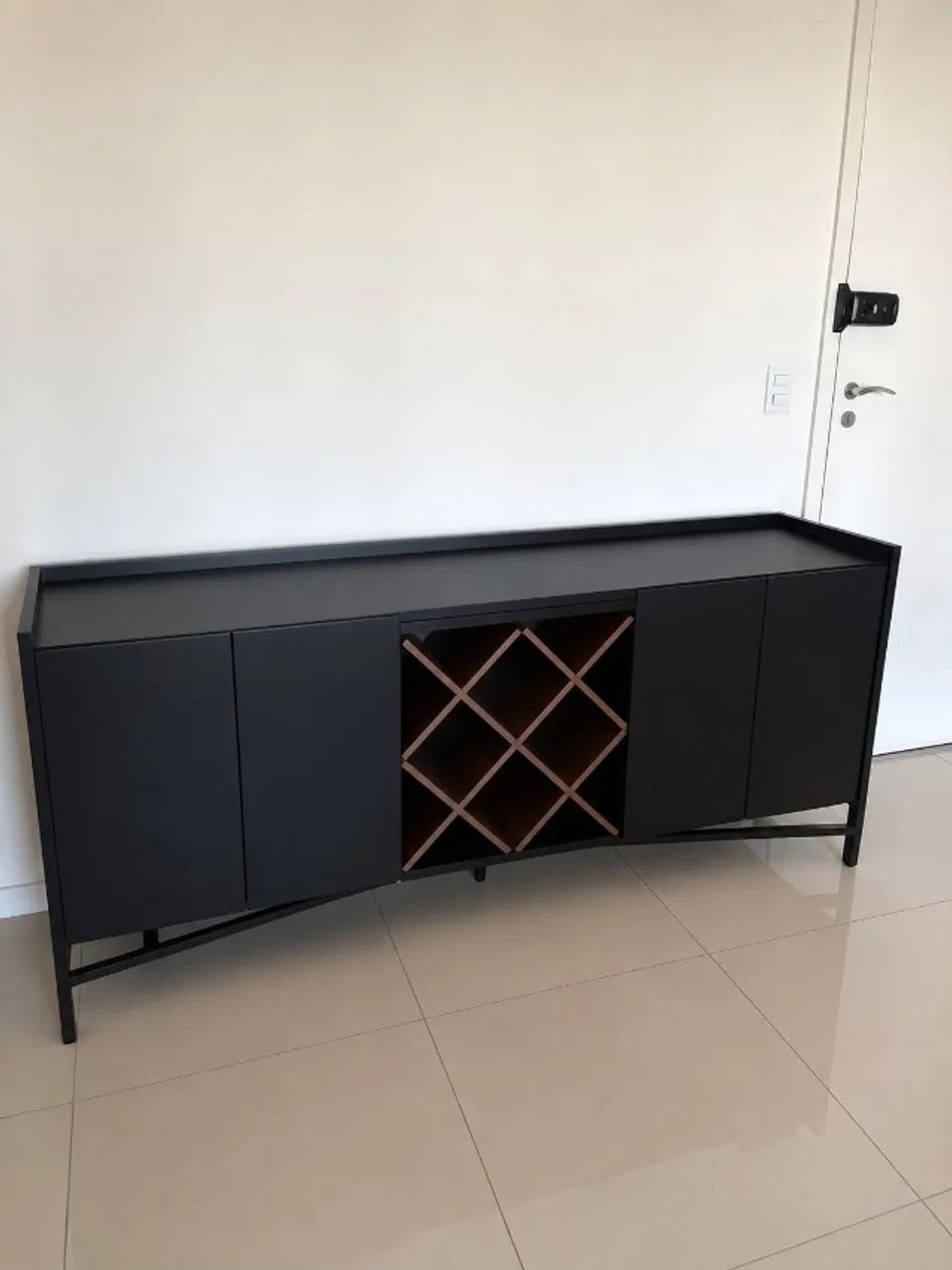 mesa de jantar e seis cadeira e um buffet - Foto 2