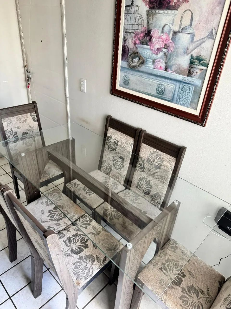 Mesa com tampo de vidro temperado com 6 cadeiras