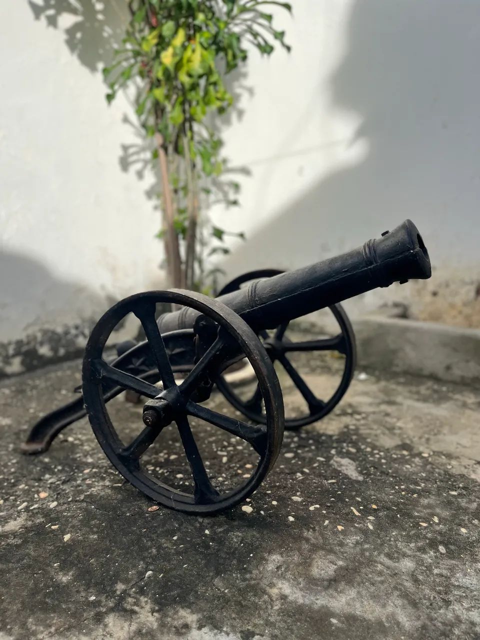Vendo canhão decorativo em ferro fundido estilo antigo