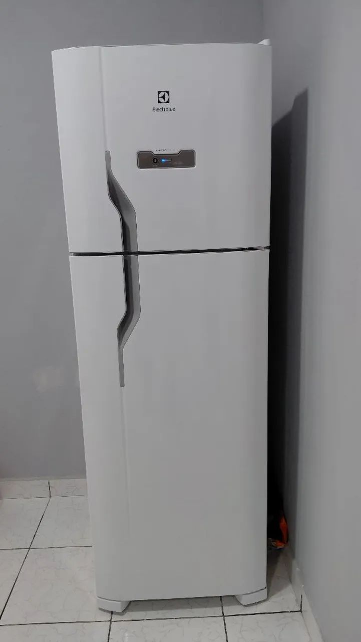 Geladeira Eletrolux semi nova 