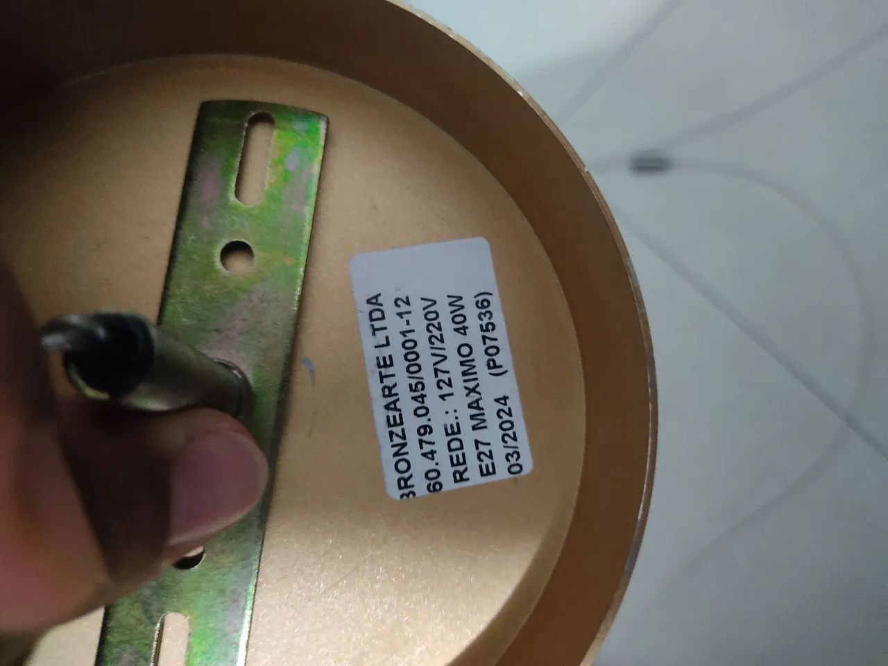 Lustre Pendente Linear Dourado - Moderno e Elegante - Foto 3
