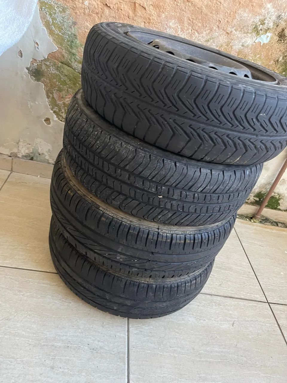 Vendo roda de ferro com pneus 