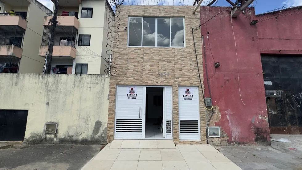 Casa térrea com 2 quartos, suíte e quintal na Av. Dr. Florêncio de Alencar