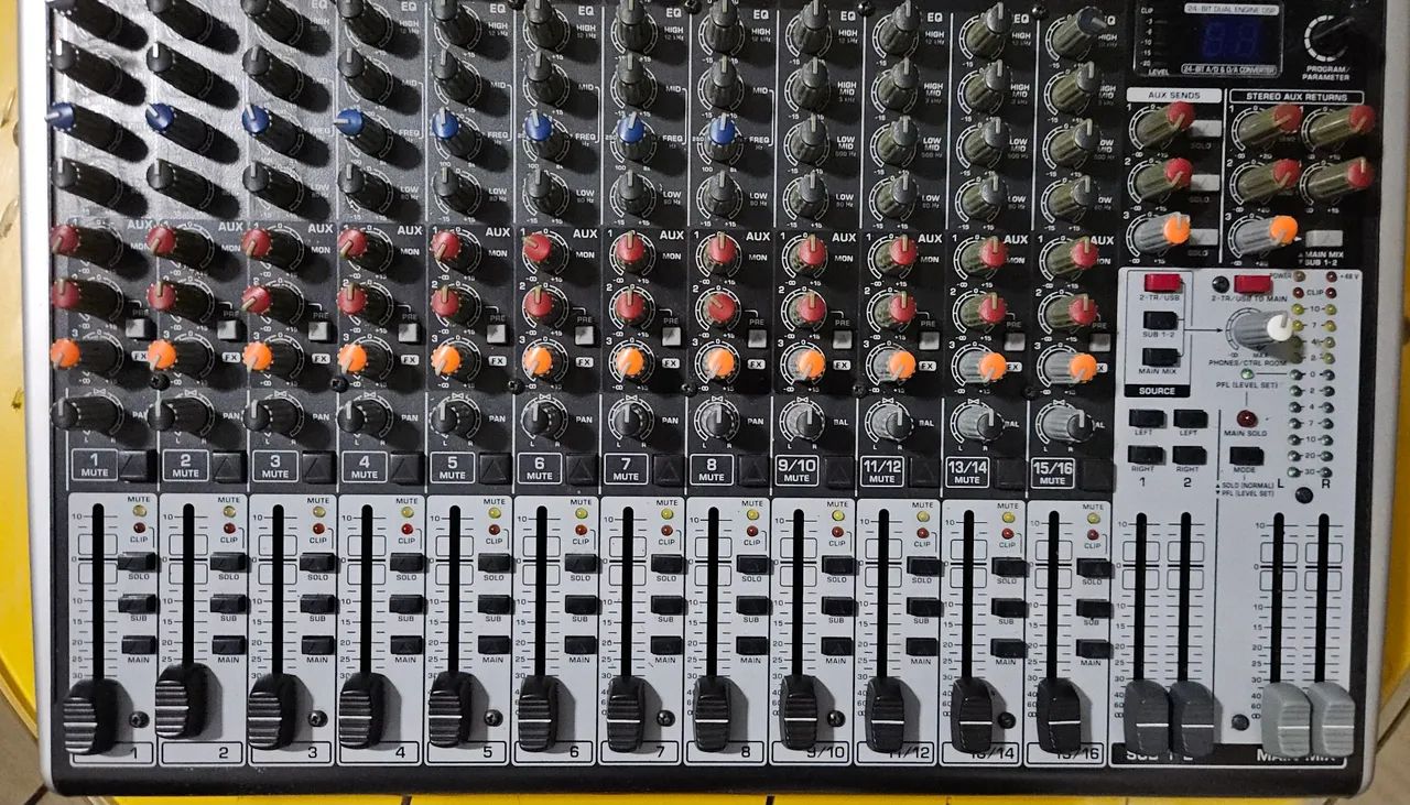 Mesa de som Behringer Xenyx X2222USB - Foto 3